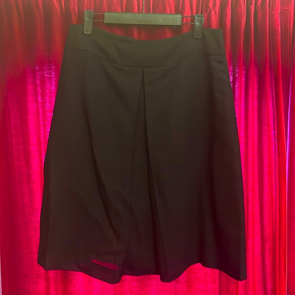 Banana Republic, midi flowy skirt with pleat in the front and invisible zipper.